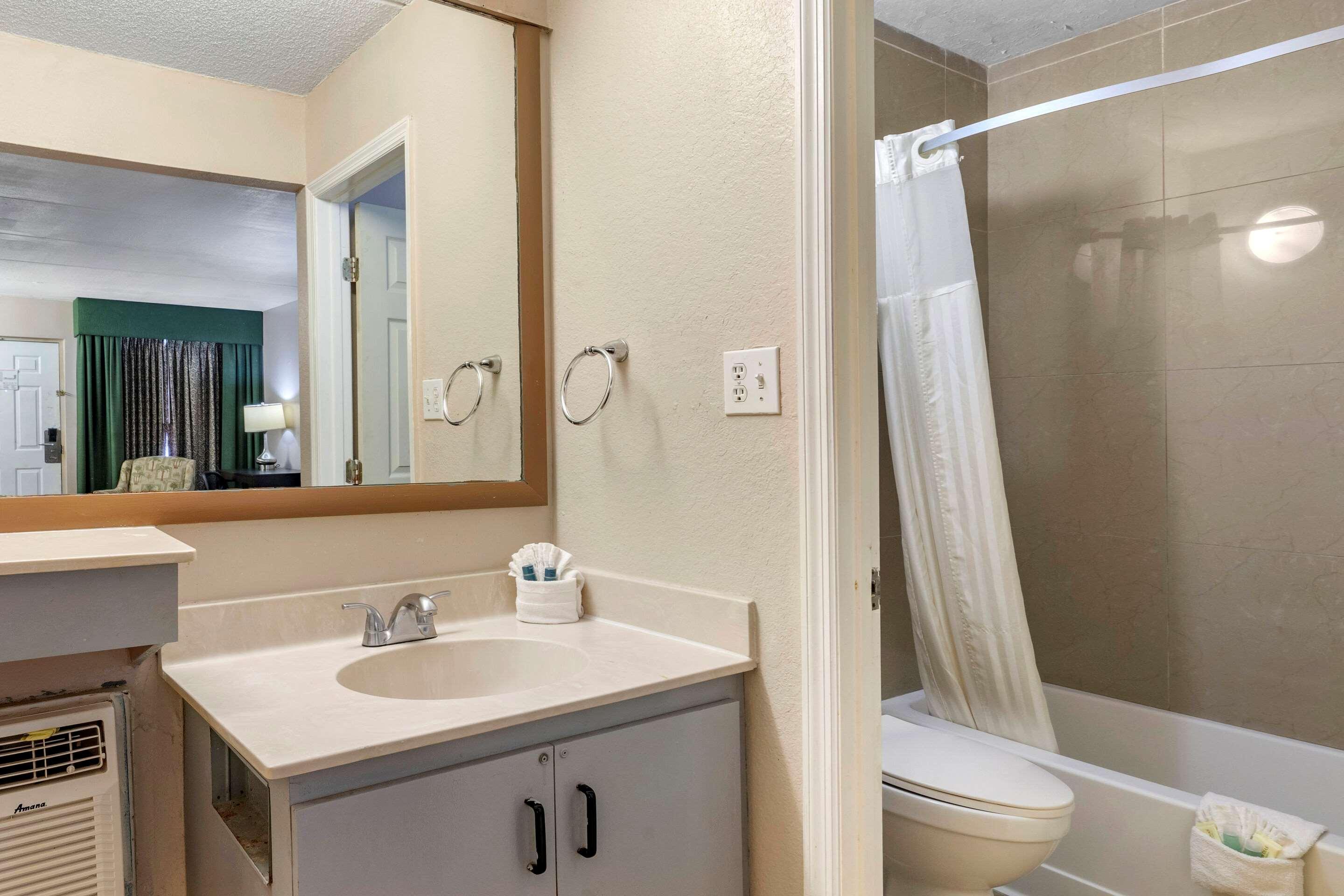 Rodeway Inn Clearwater-Dunedin ภายนอก รูปภาพ
