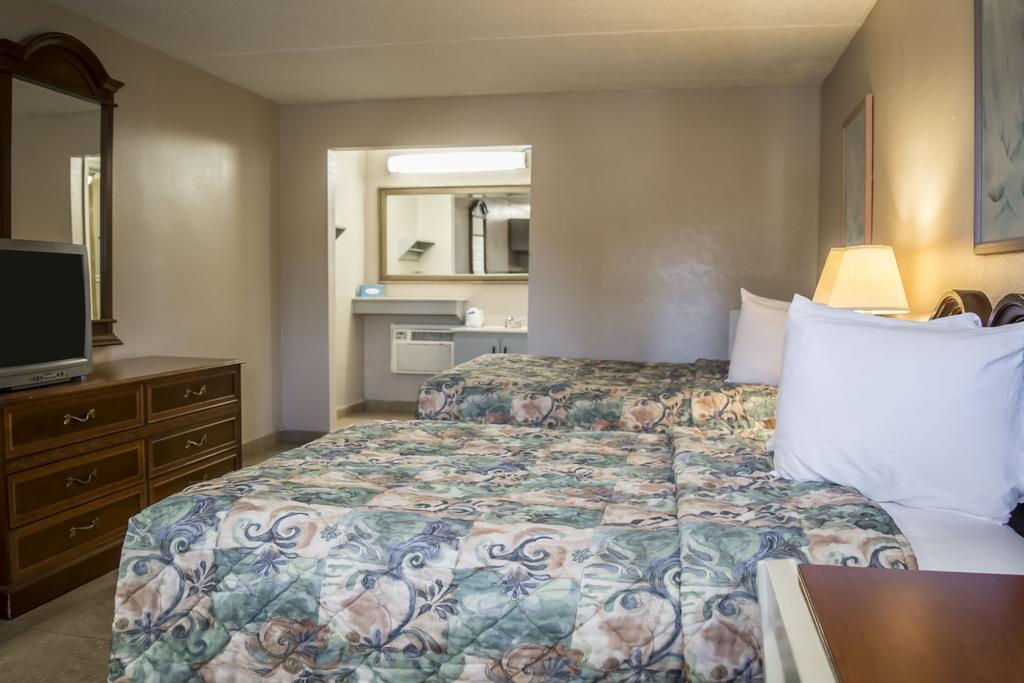Rodeway Inn Clearwater-Dunedin ภายนอก รูปภาพ